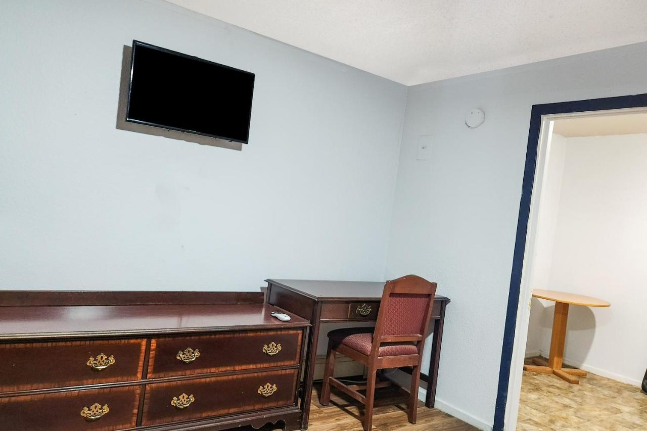 Oyo Hotel Colby, Ks Zewnętrze zdjęcie